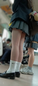 【画像】至近距離で制服ＪＫのこんな生足が見れちゃうラッキー電車の画像