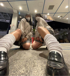 【画像】こんなＪＫたちの生脱ぎルーズソックで深呼吸したいよな！？の画像