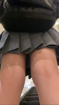 【画像】っぱミニスカ制服ＪＫのふとももを後ろから見るのたまらんの画像