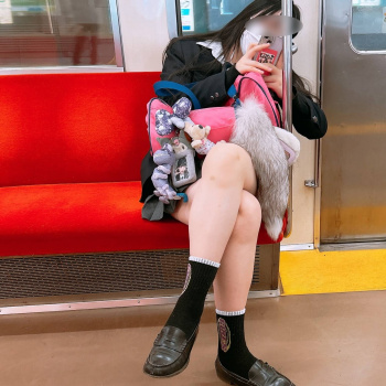 【画像】おほ～、生足ＪＫの組まれた足の隙間にヌルっと挿入したいンゴね～ｗｗの画像