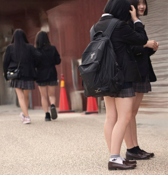 【画像】こんな制服ＪＫがわんさかいる修学旅行シーズンっていつ？ｗｗの画像
