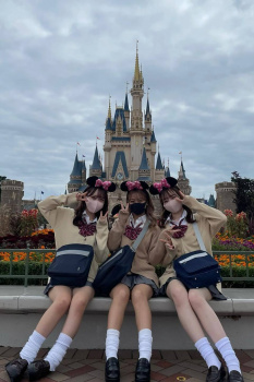 【画像】シンデレラ城周辺が制服ＪＫとのエンカウント率高そうの画像