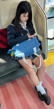 【画像】俺なら電車にこんな制服ＪＫが居たら自然と隣に座るね(^^)の画像