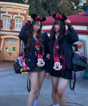 【画像】ディ〇ニーで元気いっぱいな制服ＪＫが一番輝いてるの画像