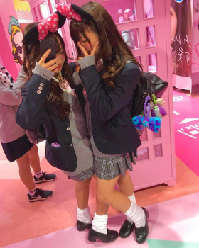 【画像】ディ〇ニーで制服ＪＫを見るのが最高に楽しいンゴｗｗの画像