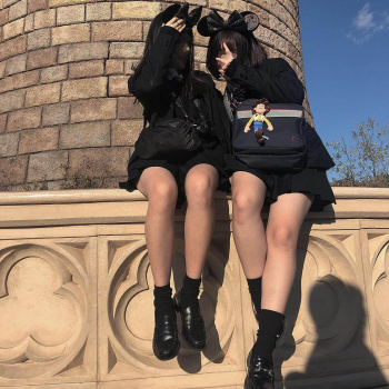 【画像】制服ＪＫがＴＤＬで邪魔でも全くイライラしないンゴね～♡の画像