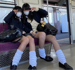 【画像】こんな女子高生たちのムレムレの生脱ぎルーズをくれぇ！！ｗｗの画像