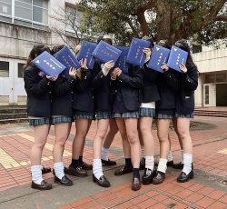 【画像】今頃センパイ達にハメられまくりな卒業式女子高生の画像