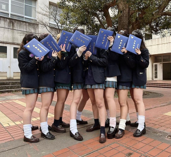 【画像】今頃センパイ達にハメられまくりな卒業式女子高生の画像