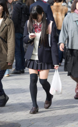 【画像】生足よりも隠れてるのにＪＫのニーハイって何故こんなにエチなん？の画像