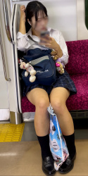 【画像】電車で対面にこんな制服ＪＫが座ってたらガン見しちゃうよなｗｗの画像