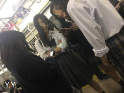 【画像】電車でこういう制服ＪＫが居たらチラ見するおっさん居るよなｗｗの画像
