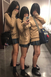 【画像】SNSのおかげでミニスカ制服ＪＫ見放題なのって最高な時代だよなｗｗの画像