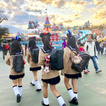 【画像】制服ＪＫを引率するおぢさん気分になれるTDL写真の画像