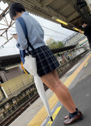 【画像】駅のホームで油断してる制服ＪＫちゃんをカシャリ・・・の画像