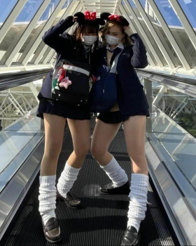 【画像】ニコイチで制服ディ〇ニーする女子高生かわええねぇの画像