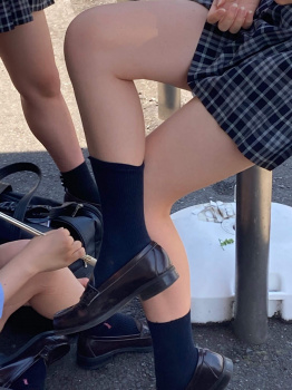 【画像】制服ＪＫの至極のミニスカふとももを召し上がれの画像