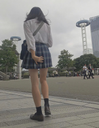 【画像】肌がうっすら見えたらラッキーなシャツＪＫの街撮りスナップの画像
