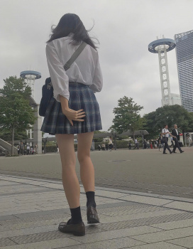 【画像】肌がうっすら見えたらラッキーなシャツＪＫの街撮りスナップの画像