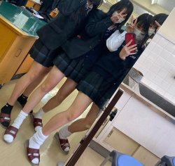 【画像】制服ＪＫに撮られるデカ鏡にすら転生したくなる自撮り写真の画像