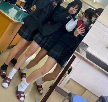 【画像】制服ＪＫに撮られるデカ鏡にすら転生したくなる自撮り写真の画像