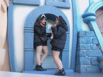 【画像】ディ〇ニー制服ＪＫが撮ってるここ、どこだよ！？の画像