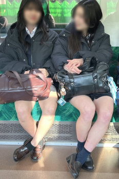 【画像】電車で目の前にこんな制服ＪＫが居てチラ見するな無理よな？の画像