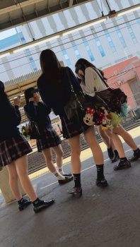 【画像】制服ＪＫが駅のホームにいたらあえて１つ隣の列で待機して中で鉢合わせ作戦だよなｗｗの画像