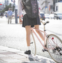 【画像】ミニスカＪＫの疑似コキされるチャリのサドルが裏山の画像