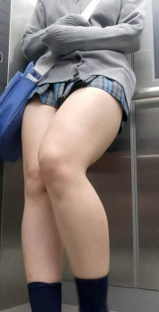 【画像】目の前にこんなミニスカ制服ＪＫのふとももがあったら理性ぶっとぶだろの画像