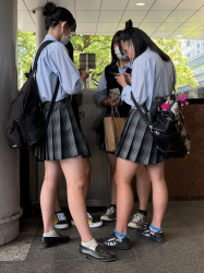 【画像】汗でしっとりしてそうな街撮りシャツＪＫちゃんの画像