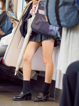 【画像】同じ車両に乗り合わせたらラッキーな制服女子高生の画像