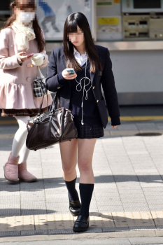 【画像】制服ＪＫを街で見かけるとスマホ握る手に汗がドバっとなるよなｗｗの画像