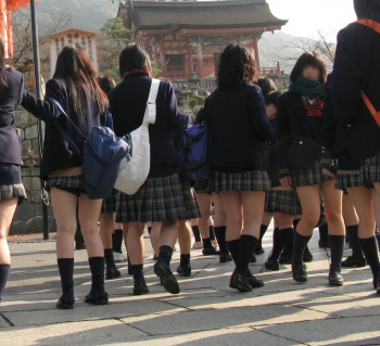 【画像】見物するはずが見物されてしまう修学旅行中の女子高生の画像