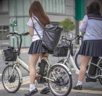【画像】女子高生が乗るチャリのサドルのさきっぽをちんぽと入れ替えたいの画像