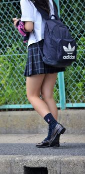 【画像】制服ＪＫが居たら顔は正面、横目で足ばっか見ちゃうよなｗｗの画像