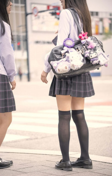 【画像】見える面積が小さいのに逆にエロい制服ＪＫのニーハイ姿の画像