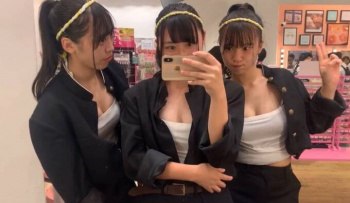 【画像】学ランおっぱい谷間とかいうドスケベコスな女子高生の画像