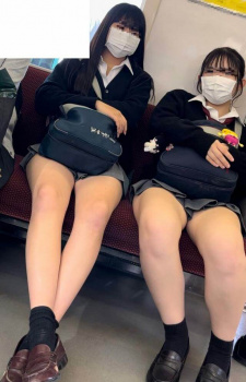 【画像】電車で友達と座る女子高生ってめっちゃ油断してるよなｗｗの画像