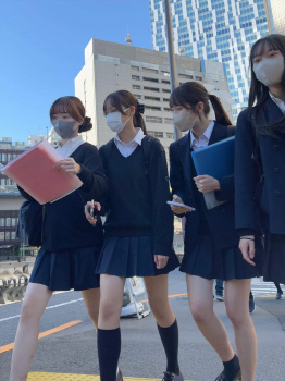 【画像】夏休みで制服ＪＫが居ないから写真でガマンしようの画像
