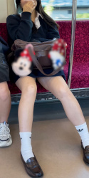 【画像】電車でこういう制服ＪＫの横が空いてる時ナチュラルに座る方法募集の画像