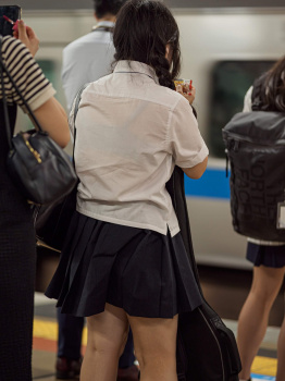 【画像】駅のホームで制服ＪＫちゃんの列にこっそり並ぶよな？ｗｗの画像