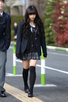 【画像】女子高生が制服にニーハイ合わせるって最初めちゃ勇気いりそうよなｗｗの画像