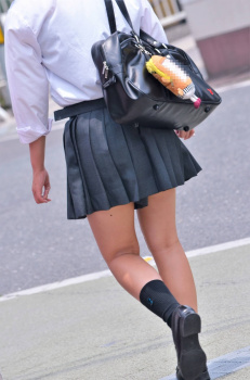 【画像】街でミニスカＪＫが居たら遠目でもわかっちゃうよなｗｗの画像