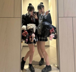 【画像】デカ鏡で撮るニコイチＪＫちゃんたち、かわいいね～の画像