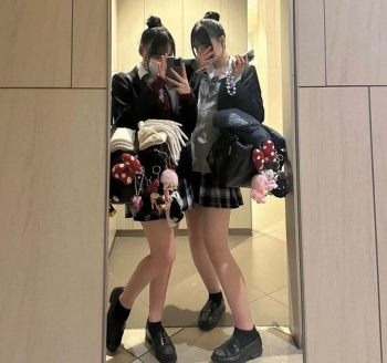 【画像】デカ鏡で撮るニコイチＪＫちゃんたち、かわいいね～の画像