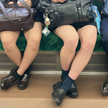 【画像】電車で正面にこんな制服ＪＫが居たら気が気じゃないよなｗｗの画像