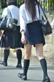 【画像】夏服ＪＫってまじで不通にインナー着てなかったりするよなｗｗの画像