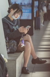 【画像】制服ＪＫの足組みふとももって生で見れたら激レアだよなの画像