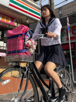 【画像】僕、生まれ変わったら制服ＪＫが乗る自転車のサドルになる！の画像